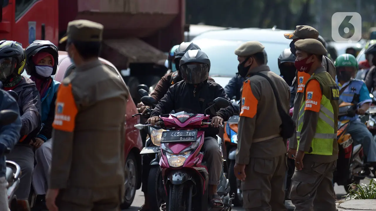 FOTO: Pelanggar Protokol Kesehatan Diberi Sanksi Menyapu