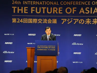 Wapres RI Jusuf Kalla memberikan pidato Konferensi Internasional ke-24 Tentang Masa Depan Asia di Tokyo, Jepang, Selasa (12/6). Pidato tersebut bertemakan "Keeping Asia Open : How to Achieve Prosperity and Stability". (Liputan6.com/HO/Media Wapres)