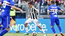 Striker Juventus, Paulo Dybala, mengontrol bola saat melawan Sampdoria pada laga Serie A di Stadion Allianz, Turin, Minggu (15/4/2018). Juventus menang 3-0 atas Sampdoria. (AFP/Alessandro Di Marco)