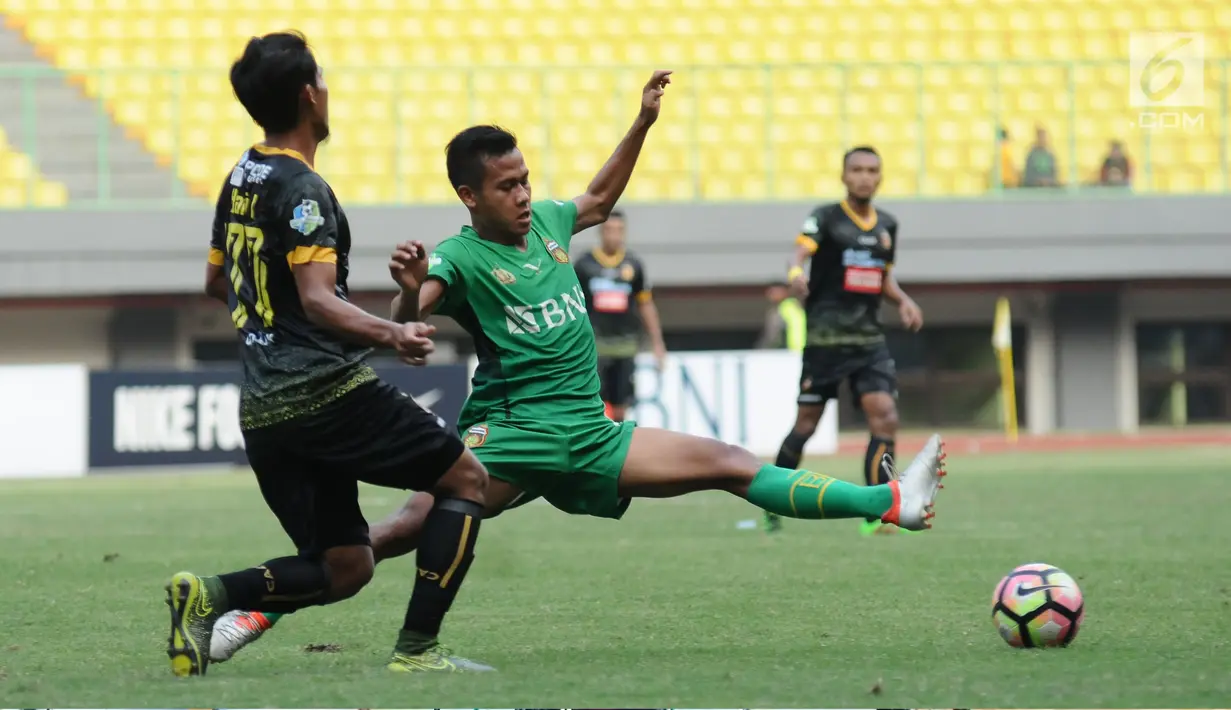 Gelandang Sriwijaya FC, Hafit Ibrahim (kiri) mencoba lolos dari kawalan pemain Bhayangkara FC pada lanjutan Liga 1 Indonesia di Stadion Patriot Candrabhaga, Bekasi, Minggu (20/8). Bhayangkara FC menang 2-1. (Liputan6.com/Helmi Fithriansyah)