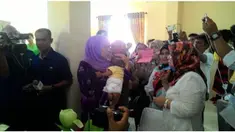 Menteri Sosial Khofifah Indar Parawansa mengunjungi Pusat Pengembangan Pelayanan Sosial Anak (PPPSA), Cipayung, Jakarta Timur. Khofifah menemui bayi korban eksploitasi yang kasusnya saat ini ditangani Polrestro Jakarta Selatan.