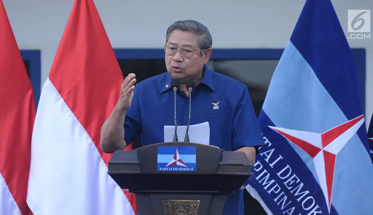 Ketua Umum Partai Demokrat, Susilo Bambang Yudhoyono menyampaikan pidato politik 2018 di Cibinong, Kab Bogor, Jumat (5/1). SBY mengatakan 2018 adalah tahun penting karena Pilkada Serentak dan awal kegiatan Pemilu 2019. (Liputan6.com/Helmi Fithriansyah)