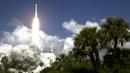 Pesawat luar angkasa Boeing Starliner, di atas roket Atlas V, lepas landas dari landasan peluncuran di Space Launch Complex 41, Cape Canaveral, Florida pada Rabu (5/6/2024). (AP Photo/Chris O'Meara)