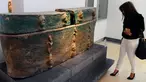Pengunjung melihat artefak kuno selama upacara pembukaan kembali untuk Museum Nasional Suriah di Damaskus, 28 Oktober 2018. Pembukaan dilakukan setelah enam tahun museum ditutup untuk melindungi dari roket pemberontak dalam perang sipil. (SANA via AP)