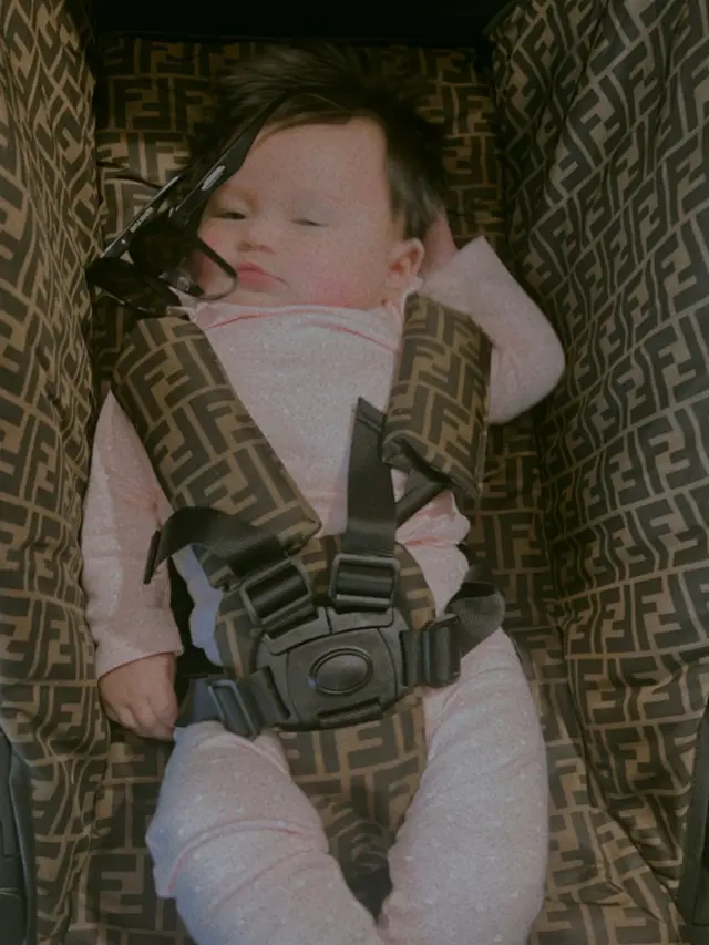 Potret Ameena saat berada di dalam pesawat dalam perjalanan ke Italia. (Foto: Instagram Stories Atta Halilintar)