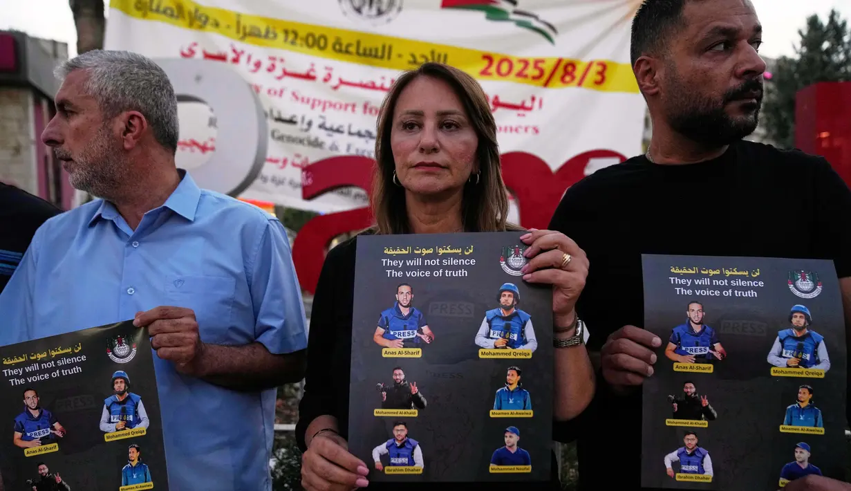 Kecaman terus mengalir dari Perserikatan Bangsa-Bangsa (PBB), Uni Eropa, dan sejumlah organisasi media Hak Asasi Manusia (HAM) pada Senin 11 Agustus 2025, setelah serangan Israel membunuh jurnalis Al Jazeera di Gaza. Tampak dalam foto, para jurnalis memegang poster yang menampilkan rekan-rekan mereka dari Palestina yang tewas dalam serangan udara Israel di Jalur Gaza, selama demonstrasi di kota Ramallah, Tepi Barat, pada Senin 11 Agustus 2025. (AP Photo/Nasser Nasser)