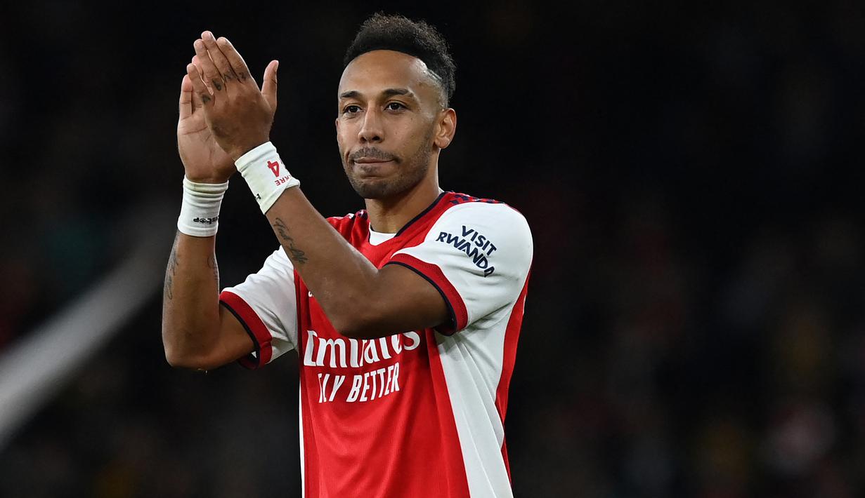 <p>Pierre-Emerick Aubameyang. Striker Gabon berusia 32 tahun ini didatangkan Arsenal dari Borussia Dortmund pada pertengahan musim 2017/2018 dengan nilai transfer 63,75 juta euro. Usai 5 musim dan tampil dalam total 163 laga dengan torehan 92 gol dan 21 assist, ia dilepas gratis ke Barcelona pada bursa transfer Januari 2022 akibat tidak mendapat tawaran kontrak baru usai ulah tindakan indisiplinernya. (AFP/Glyn Kirk)</p>