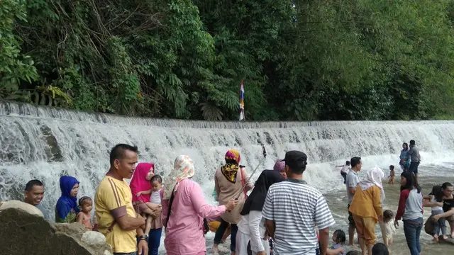Pengunjung Wisata Air Lahat Dipadati Tenaga Kerja Tiongkok