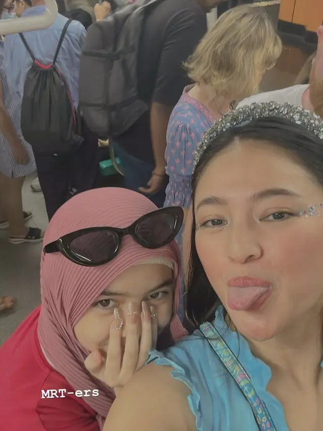 7 Potret Kebersamaan Marshanda dan Sienna Nonton Konser Taylor Swift di Singapura