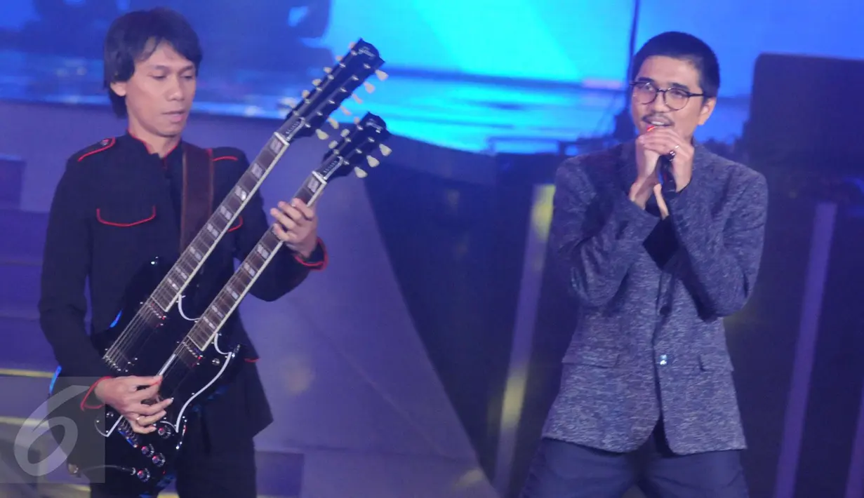 Duta (kanan) dan Eros, personel dari grup band Sheila On 7 saat beraksi di Panggung Konser Raya 22 Indosiar, Jakarta, Rabu (11/1). Indosiar menggelar pertunjukan akbar Konser Raya dengan tema Semesta Cinta Indonesia. (Liputan6.com/Helmi Afandi)