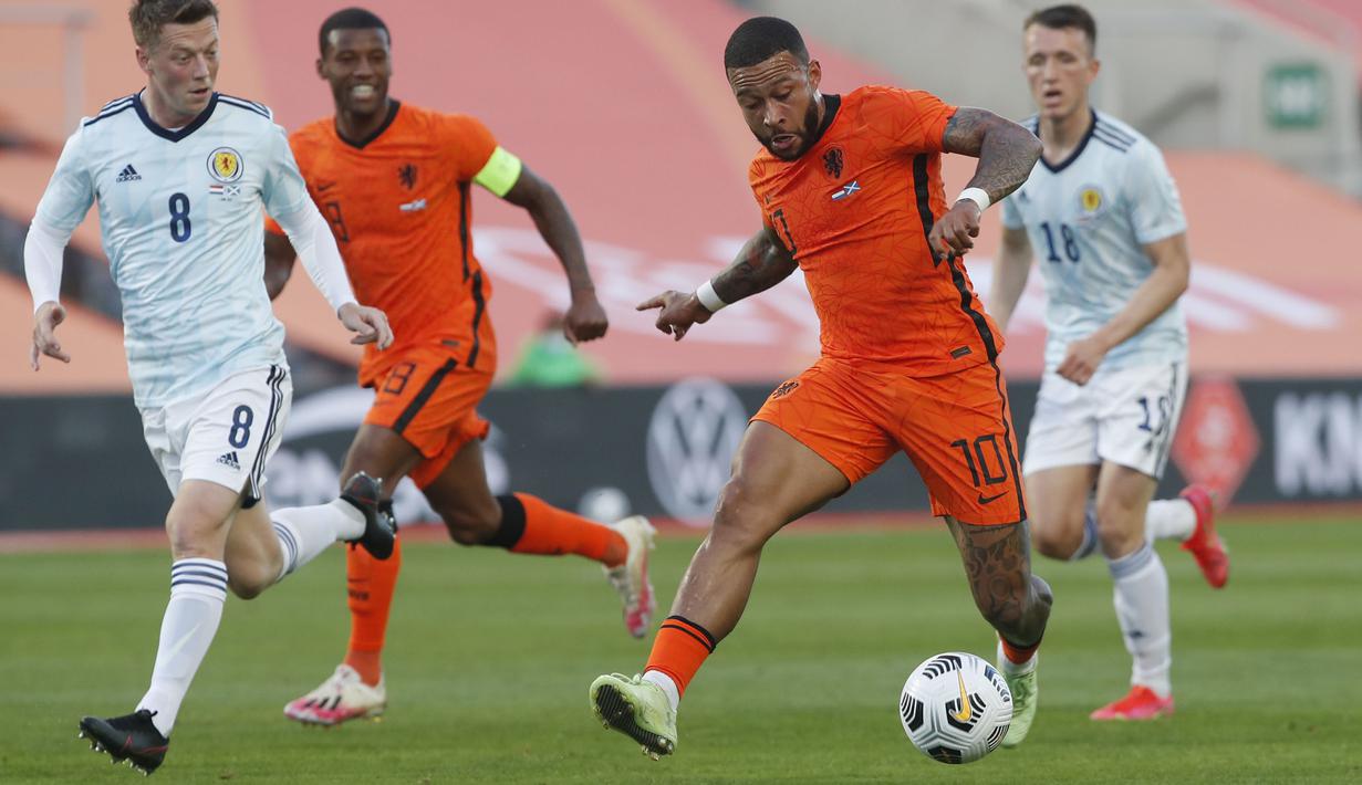 Gol Memphis Depay sekaligus mengakhiri pertandingan dengan skor (2-2), Belanda imbang atas Skotlandia. Hasil imbang ini tidak cukup baik untuk Belanda, karena performa pemain mereka belum mencapai level terbaiknya. (Foto: AP/Miguel Morenatti)