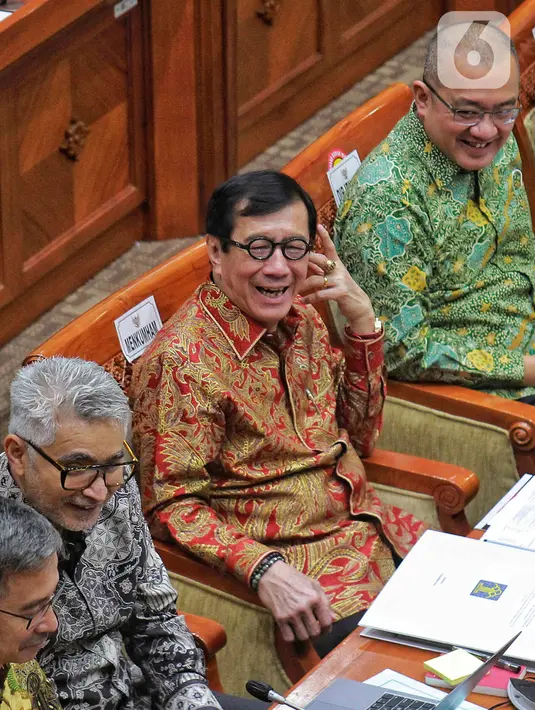 Menteri Hukum dan HAM RI Yasonna Laoly mengikuti Rapat Kerja dengan Komisi III DPR RI di gedung Parlemen, Jakarta, Senin (5/12/2022). Rapat kerja membahas RUU tentang pengesahan perjanjian antara Pemerintah Republik Indonesia dengan Pemerintah Republik Singapura tentang ekstradisi buronan. (Liputan6.com/Angga Yuniar)