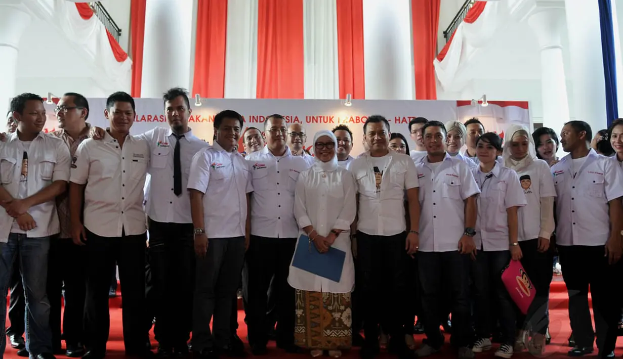 Puluhan artis dan pengusaha yang tergabung dalam GEMA Indonesia terlihat berfoto bersama di Rumah Polonia, Jakarta, Rabu, (21/5/14) (Liputan6.com/Johan Tallo)