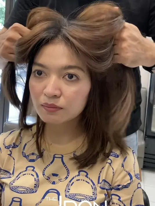 Selvi memotong rambutnya tidak terlalu pendek, sang hair stylist memotong rambutnya jadi medium layer dan poni panjang.  [@ironhairspecialist]