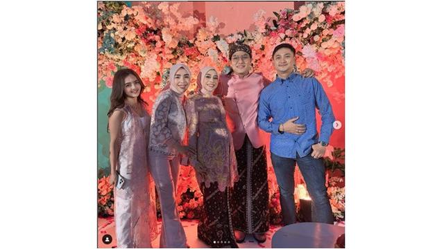 8 Potret Tamu Artis di Gender Reveal Lesti Kejora, Geng Mamayu Bak Bridesmaid
