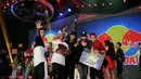 Para jawara Kratingdaeng Power Dance Final Battle berpose bersama Pippen Salah (juri asal Perancis - tengah) usai malam final yang dihelat di Jakarta, Sabtu (1/10/2014). (Liputan6.com/Helmi Fithriansyah) 
