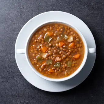 Tak ketinggalan, saus yogurt menjadi elemen penyegar yang menyatukan seluruh rasa. [Dok/freepik.com/chandlervid85]