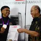 Adi Mulyono bersama rektor UM Surabaya Sukadiono. (Istimewa)