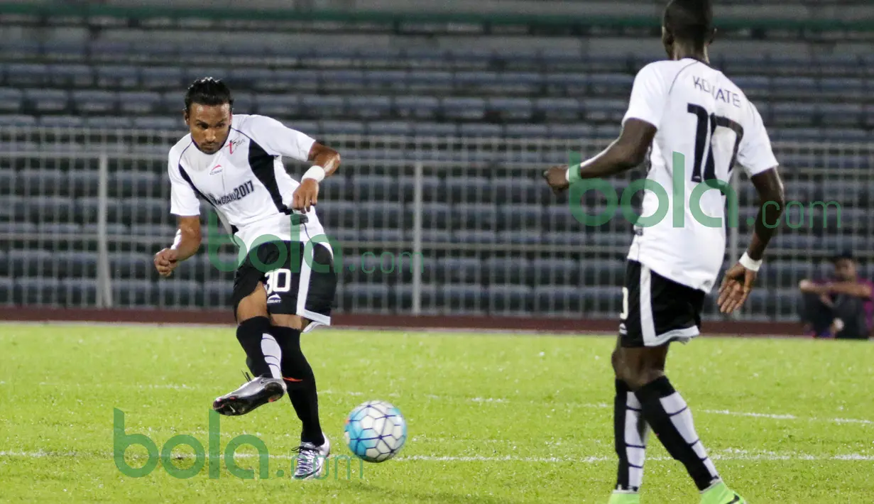 Pemain T-Team Malaysia, Rohit Chand, memberi operan kepada rekannya Makan Konate pada laga play-off Malaysia Super League 2016. (Bola.com/Nicklas Hanoatubun)