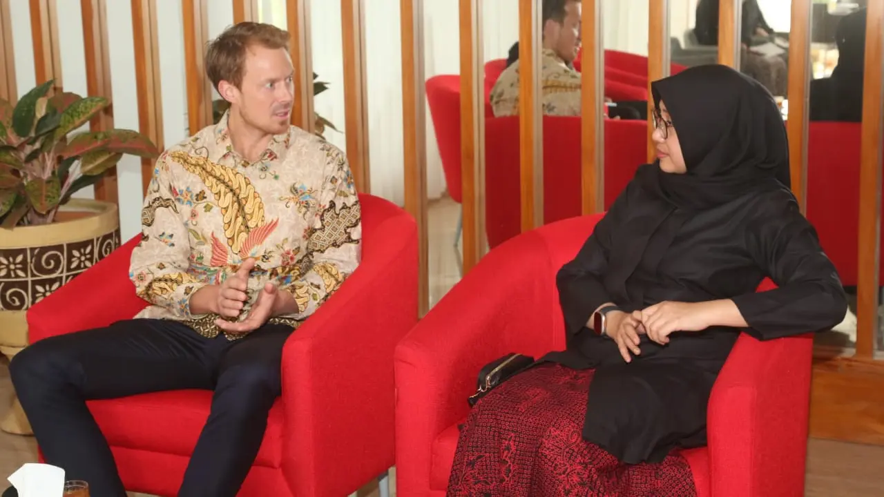 Bupati Banyuwangi Ipuk Fiestiandani (Kiri) menerima kunjungan CEO Inframar Aron Uher (Istimewa)