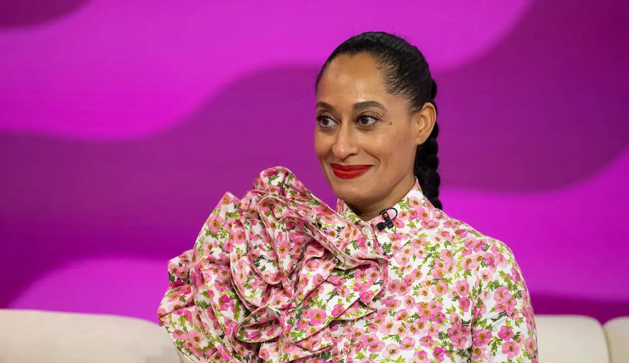 Tracee Ellis Ross dengan bibir merah yang cerah. Perpaduan antara warna merah biru dengan merah jingga membuat warna merah matte menjadi lebih indah. Foto: Vogue.