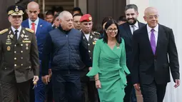 Pelantikan Delcy Rodriguez sebagai presiden sementara Venezuela dilakukan dua hari setelah pasukan Amerika Serikat menangkap pendahulunya Nicolas Maduro untuk diadili di New York. Tampak dalam foto yang dirilis oleh kantor pers Istana Miraflores ini menunjukkan Presiden sementara Venezuela, Delcy Rodriguez (tengah-kanan); Menteri Pertahanan Venezuela, Vladimir Padrino Lopez (kiri); Menteri Dalam Negeri Venezuela, Diosdado Cabello (tengah-kiri); dan Ketua Majelis Nasional Venezuela, Jorge Rodriguez (kanan), berjalan setelah mengucapkan sumpah dalam sebuah upacara di Majelis Nasional di Caracas pada 5 Januari 2026. (Foto oleh Marcelo Garcia dan PRENSA PRESIDENCIAL VENEZUELA/Kantor Pers Miraflores/AFP)