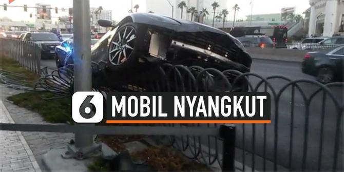 VIDEO: Bikin Ngakak, Mobil Sport Nyangkut di Pagar