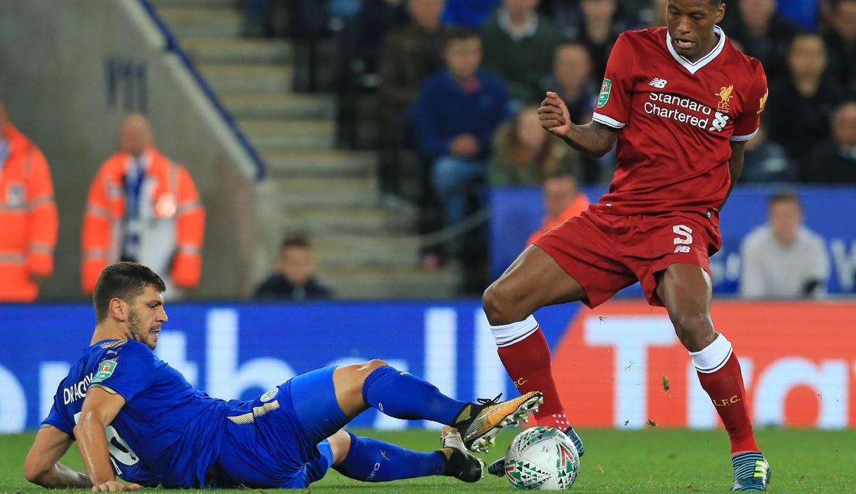 Bek Leicester, Aleksandar Dragovic, menekel gelandang Liverpool, Georginio Wijnaldum, pada laga Piala Liga di Stadion King Power, Leicester, Selasa (19/9/2017). Leicester menang 2-0 atas Liverpool. (AFP/Lindsey Parnaby)