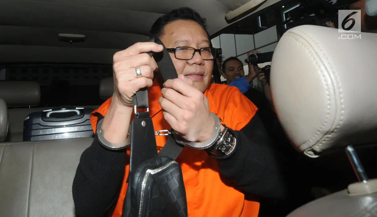 Anggota DPR F-PDIP, I Nyoman Dhamantra memakai rompi tahanan usai menjalani pemeriksaan di Gedung KPK, Jakarta, Jumat (9/8/2019). I Nyoman Dhamantra resmi ditahan 20 hari kedepan terkait suap izin impor bawang putih dari Kementerian Pertanian dan SPI dari Kemendag. (merdeka.com/Dwi Narwoko)