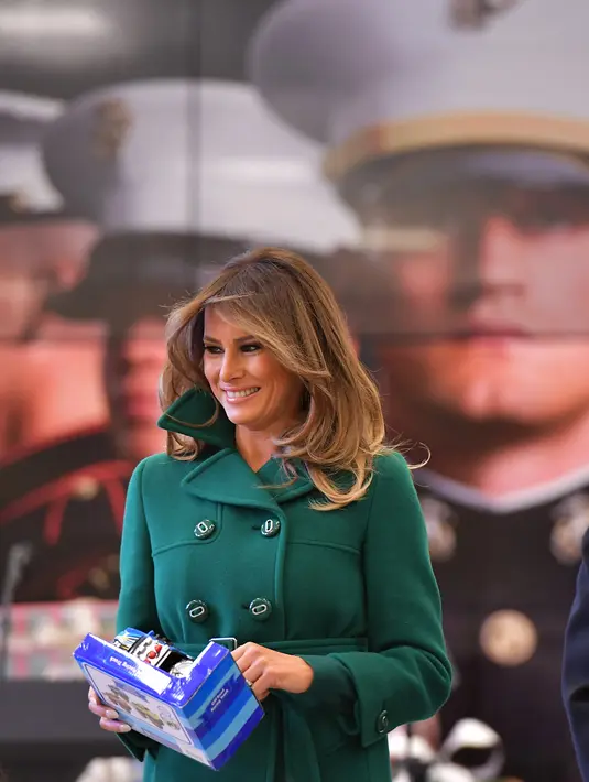 Ibu Negara AS Melania Trump saat Kampanye Program Korps Marinir AS "Toys For Tots" di Joint Base Anacostia-Bolling, Washington (13/12). Acara ini membagikan hadiah kepada anak-anak, terutama untuk keluarga tidak mampu. (AFP Photo/mandel Ngan)