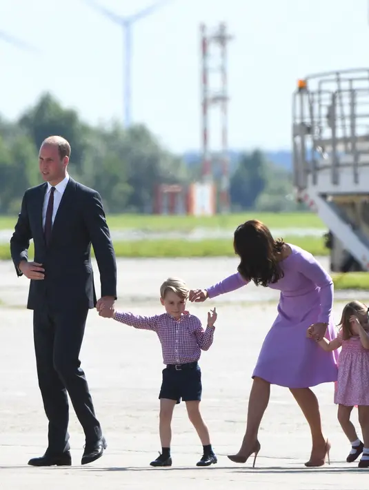 Pangeran William didampingi sang istri, Kate Middleton dan anak mereka, Pangeran George serta Putri Charlotte mengunjungi Pabrik Airbus dalam tur keluarga kerajaan Inggris, di Hamburg, Jerman, 21 Juli 2017. (Patrik STOLLARZ / AFP)