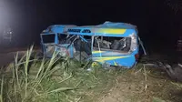 Minibus elf kondisinya rusak parah setelah ditabrak kereta api Probowangi di Lumajang (Istimewa)
