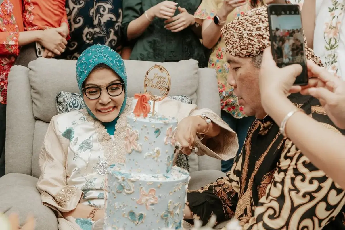 Larasatun ibunda Mayangsari.