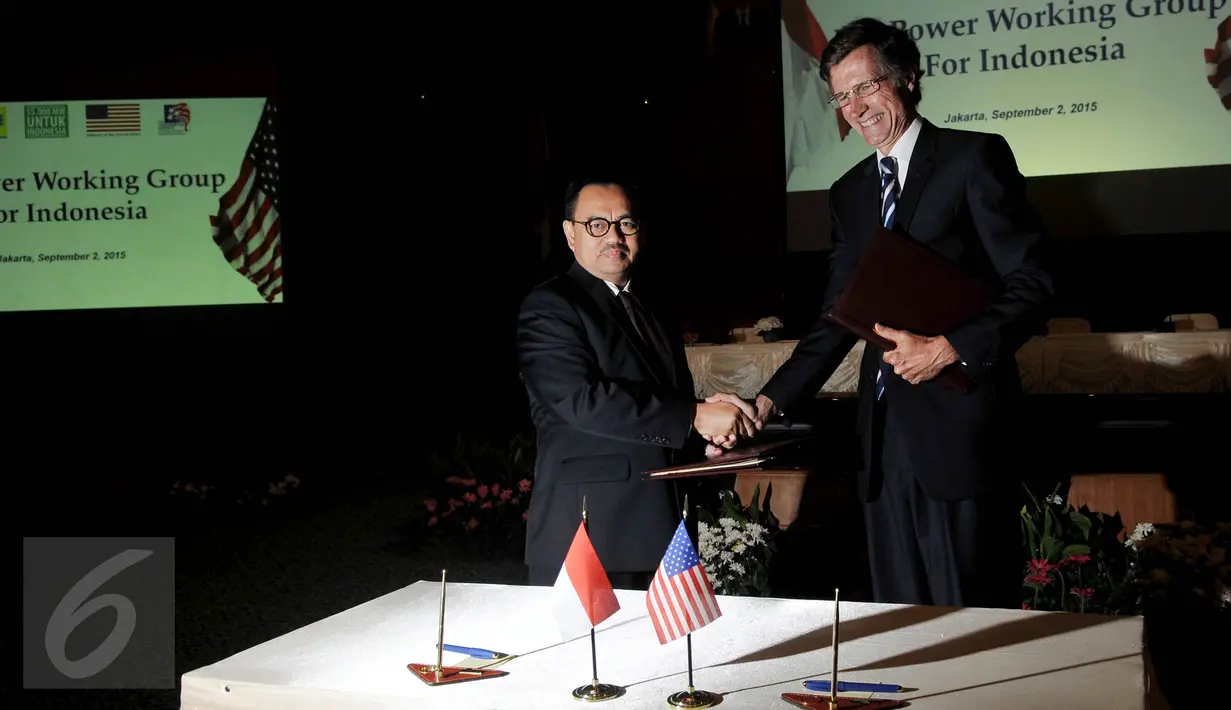 Menteri ESDM Sudirman Said berjabat tangan dengan Dubes Amerika Serikat Robert Blake usai penandatangan Nota Kesepahaman mengenai Power Working Group antara Indonesia-Amerika Serikat di kantor PLN Pusat, Jakarta, Rabu (2/9/2015).(Liputan6.com/Johan Tallo)