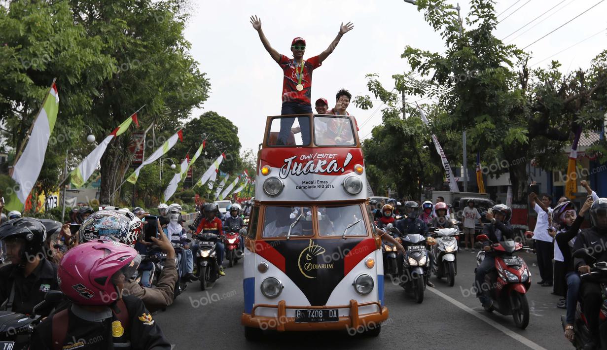 Peraih emas bulutangkis Olimpiade Rio 2016, Tontowi Ahmad dan Liliyana Natsir, melakukan kirab melewati jalan-jalan utama kota Kudus, Kamis (1/9/2016). (Bola.com/Arief Bagus)