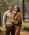 Knitwear Couple dengan Warna Earth Tone (Liputan6.com/Meta.Ai)