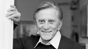 Aktor Hollywood Kirk Douglas berpose di rumahnya di Beverly Hills, California, Amerika Serikat, 16 November 1982. Aktor legendaris tersebut meninggal pada 5 Februari 2020 di usia 103 tahun. (AP Photo/Wally Fong, File)