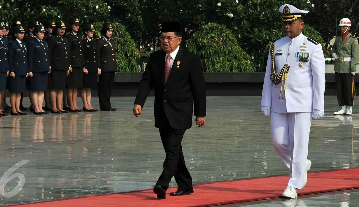 Wapres Jusuf Kalla saat berjalan menuju tempat upacara peringatan Hari Pahlawan di Taman Makam Pahlawan Kalibata, Jakarta, Selasa (10/11). Upacara peringatan Hari Pahlawan tersebut rutin dilakukan setiap 10 November. (Liputan6.com/Johan Tallo)