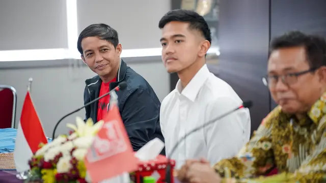 Ketua Umum DPP Partai Solidaritas Indonesia (PSI) Kaesang Pangarep meminta nasihat kepada Ketua Umum PGI Pendeta Gomar Gultom saat berkunjung ke kantor Persekutuan Gereja-Gereja di Indonesia (PGI) di kawasan Salemba, Jakarta Pusat.