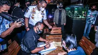 Langgar Jam Operasional, 3 Kafe di Kota Bogor Didenda hingga Rp 10 Juta. (Liputan6.com/Achmad Sudarno)