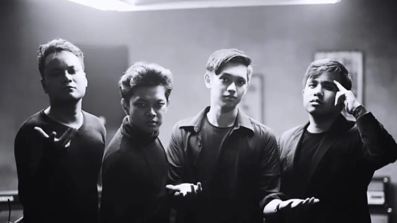 7 Potret Joshua Suherman Bersama Grup Musiknya Yowis Ben