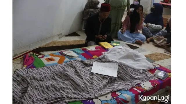 7 Potret Suasana Rumah Duka Omaswati, Penuh Pelayat dan dan Rekan Artis