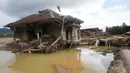 BPBD Tapanuli Selatan juga mencatat sedikitnya 5.366 warga mengungsi karena rumah dan fasilitas umum di kawasan terdampak mengalami kerusakan berat. Tampak dalam foto, sebuah rumah terlihat berserakan puing-puing di sebuah desa yang terdampak banjir bandang di Batang Toru, Sumatera Utara, Senin 1 Desember 2025. (AP Photo/Binsar Bakkara)