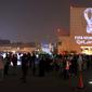 Warga berkumpul menyaksikan proyeksi logo resmi Piala Dunia 2022 yang ditampilkan di sebuah gedung di pasar tradisional Souq Waqif, ibu kota Qatar di Doha, Selasa (3/9/2019).  Lambang itu juga diluncurkan secara serentak di 24 kota besar lainnya di seluruh dunia. (Photo by - / AFP)
