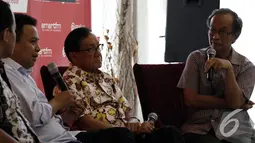 Mantan Sekjen Partai Golkar Sarwono Kusumaatmadja (kanan) dan Ketua Dewan Pertimbangan Partai Golkar Akbar Tandjung (kedua kanan) dalam diskusi bertajuk "Berebut Golkar" di Jakarta, Sabtu (15/11/2014). (Liputan6.com/Johan Tallo)‎
