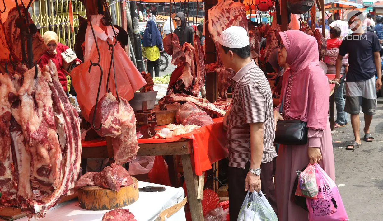 Pembeli memilih daging kerbau dan sapi yang dijual pedagang musiman di Pasar Ciledug, Tangerang, Rabu (13/6). Pada H-2 Idul Fitri, harga daging sapi mengalami kenaikan hingga mencapai Rp 140 ribu per kilogram. (Liputan6.com/Angga Yuniar)