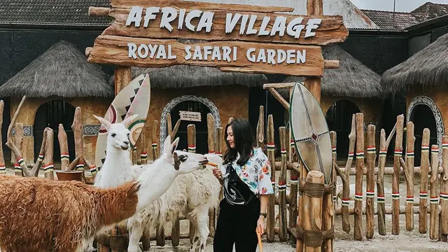 Gaya Jessica Mila di Taman Safari, Berani Pegang Binatang