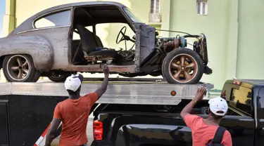 Salah satu Mobil tua yang akan  digunakan sebagai pelengkap syuting film Fast and Furious 8 di Havana, Kuba (28/4). Pembuatan film Fast & Furious 8 membuat warga Kuba antusias berdatangan ke lokasi syuting. (AFP PHOTO/ADALBERTO ROQUE)