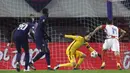 Kiper Prancis Hugo Lloris (kedua kanan) melakukan penyelamatan di depan pemain Kroasia Ante Budimir (kanan) pada pertandingan UEFA Nations League di Stadion Maksimir, Zagreb, Kroasia, Rabu (14/10/2020. Prancis menang dengan skor 2-1. (AP Photo/Darko Bandic)