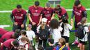 Pemain Arsenal melayani permintaan tanda tangan para fans cilik saat sesi latihan jelang hadapi PSG di final Liga Champions di Puskas Arena, Budapest, Hungaria, Jumat (29/5/2026). (AP Photo/Vadim Ghirda)